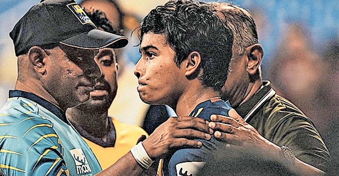 പിതാവിന്റെ മരണവാർത്തയറിഞ്ഞ വെല്ലലഗെയെ ആശ്വസിപ്പിക്കുന്ന ഹെഡ് കോച്ച് സനത് ജയസൂര്യ.