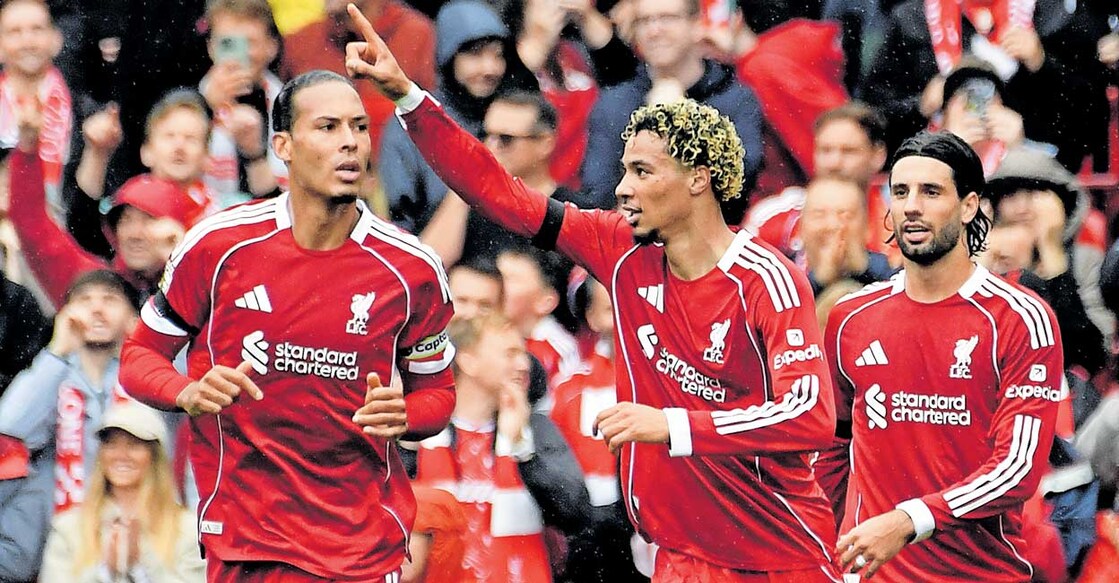 ലിവർപൂളിന്റെ രണ്ടാം ഗോൾ നേടിയ ഹ്യൂഗോ എകിറ്റിക്കെയുടെ (നടുവിൽ) ആഹ്ലാദം.