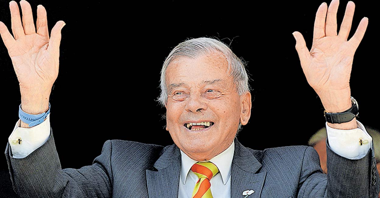 വിഖ്യാത അംപയർ ഡിക്കി ബേഡ് അന്തരിച്ചു, സുനിൽ ഗാവസ്കറുടെ മുടി വെട്ടിയ അംപയർ