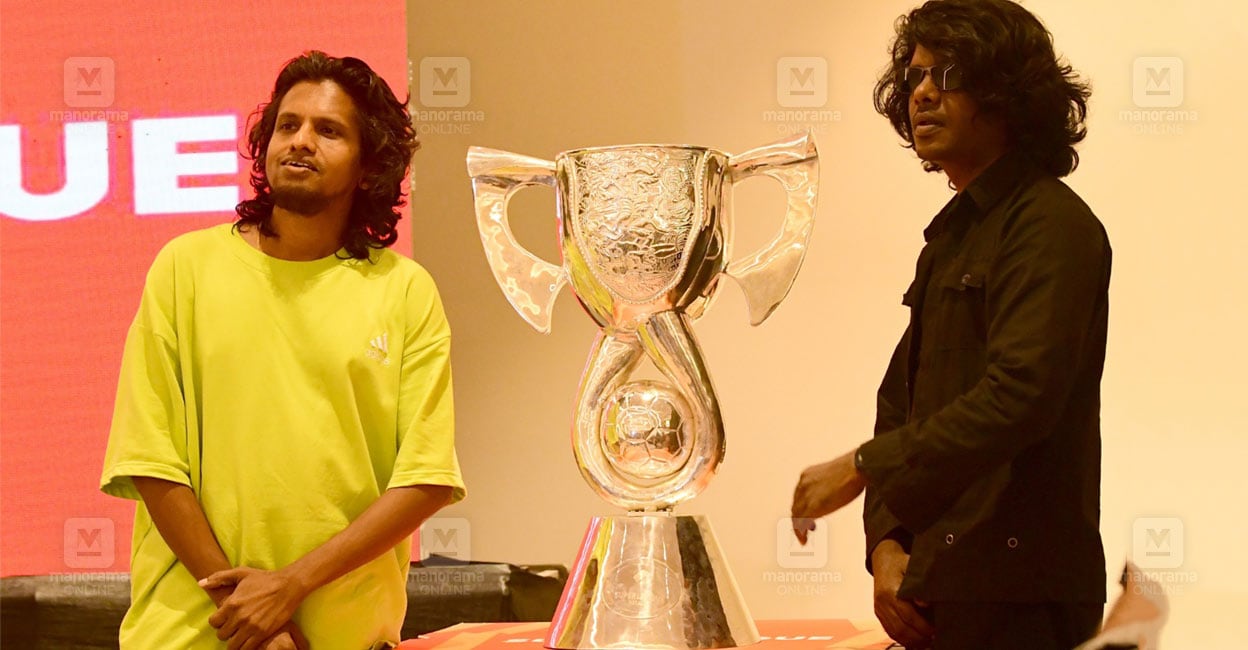 സൂപ്പർ ലീഗ് കേരളയ്ക്ക് ഒക്ടോബർ രണ്ടിന് ഗ്രാൻഡ് കിക്കോഫ്; ട്രോഫി അവതരിപ്പിച്ചു