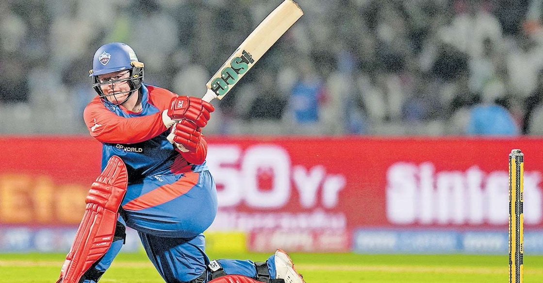 ഡൽഹി താരം ലിസ് ലീയുടെ ബാറ്റിങ്.