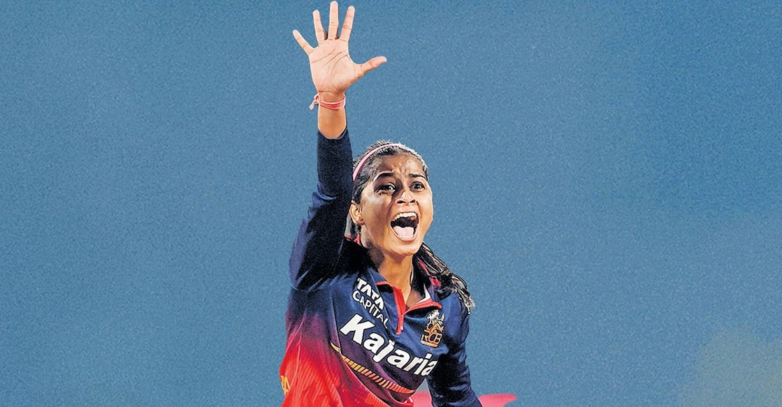 വിക്കറ്റിനായി അപ്പീൽ 
ചെയ്യുന്ന ശ്രേയങ്ക 
പാട്ടീൽ 