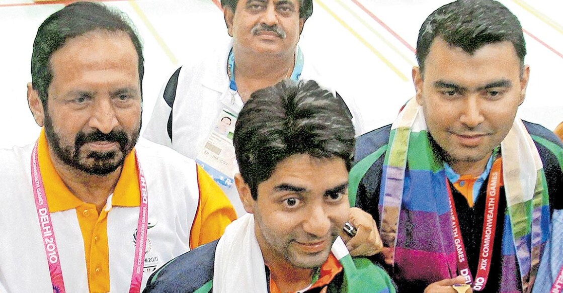 2010 ന്യൂഡൽഹി കോമൺവെൽത്ത് ഗെയിംസ് ഷൂട്ടിങ്ങിൽ മെഡൽ നേടിയ അഭിനവ് ബിന്ദ്രയ്ക്കും (നടുവിൽ) ഗഗൻ നാരംഗിനുമൊപ്പം 
സുരേഷ് കൽമാഡി (ഇടത്).  (ഫയൽ ചിത്രം)
