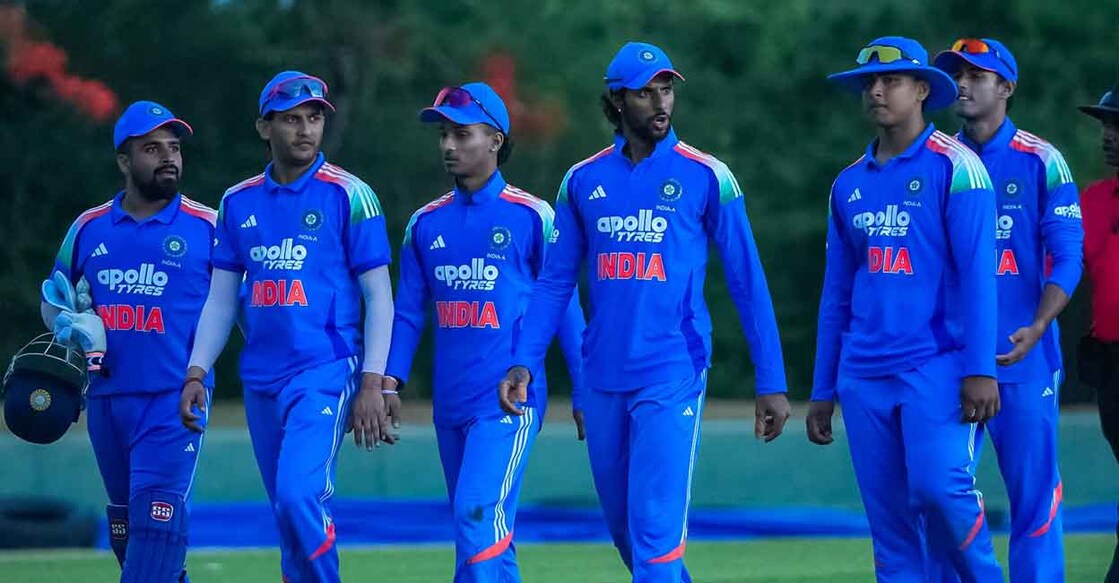 അഫ്ഗാനിസ്ഥാനെതിരെയുള്ള മത്സരത്തിനിടെ മഴയെ തുടർന്ന് ഇന്ത്യ എ താരങ്ങൾ മൈതാനത്തു നിന്നു മടങ്ങുന്നു. (Facebook/IndianCricketTeam/)