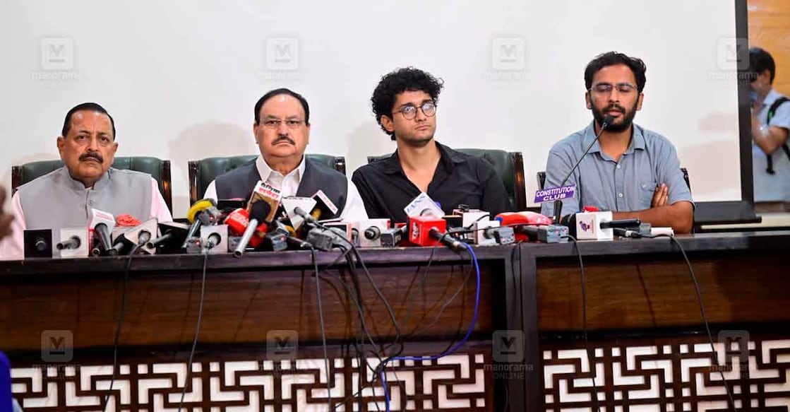കേന്ദ്ര സർക്കാർ – സിജെപി ചർച്ചയ്‌ക്കു ശേഷം കേന്ദ്ര മന്ത്രിമാരായ ജെ.പി. നഡ്ഡ, ജിതേന്ദ്ര സിങ്, സിജെപി മുഖ്യ വക്താവ് സൗരവ് ദാസ്, ദേശീയ വക്താവ് അശുതോഷ് രങ്ക എന്നിവർ സംയുക്ത വാർത്താ സമ്മേളനം നടത്തുന്നു (ചിത്രം: രാഹുൽ ആർ. പട്ടം ∙ മനോരമ)