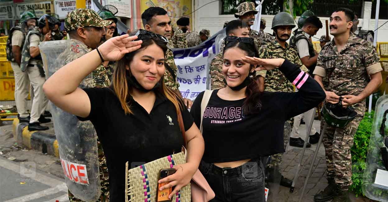 neet-paper-leak-protest-youth-at-delhi ഡൽഹി ജന്തർ മന്തറിൽ നിന്നുള്ള ദൃശ്യം. (ചിത്രം: രാഹുൽ ആർ. പട്ടം ∙ മനോരമ)
