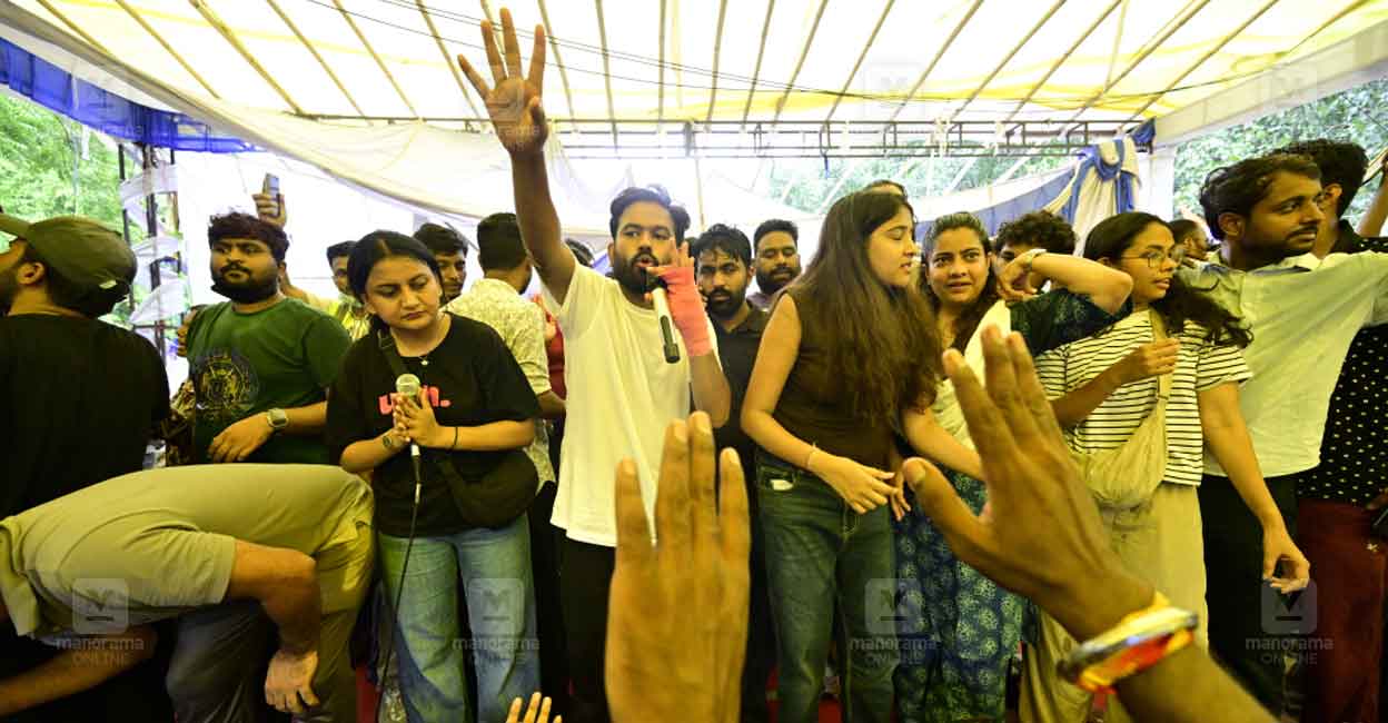 കേന്ദ്രമന്ത്രി ധർമേന്ദ്ര പ്രധാൻ രാജിവച്ചതിനു പിന്നാലെ ജന്തർ മന്തറിൽ പ്രവർത്തകരെ അഭിവാദ്യം ചെയ്യുന്ന സിജെപി സ്ഥാപകൻ അഭിജീത് ദീപ്കെ. (ചിത്രം: രാഹുൽ ആർ. പട്ടം ∙ മനോരമ)