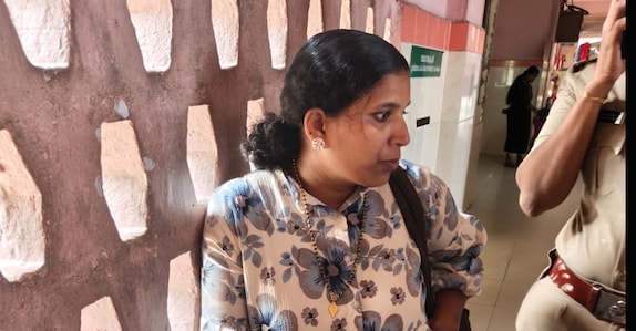 മെഡിക്കൽ കോളജിൽ ലഹരിയുമായി കൂട്ടിരിപ്പുകാരി പിടിയിൽ; ഭർത്താവിനു നൽകാൻ ഹാഷിഷ് ഓയിൽ എത്തിച്ചത് എണ്ണക്കുപ്പിയിൽ