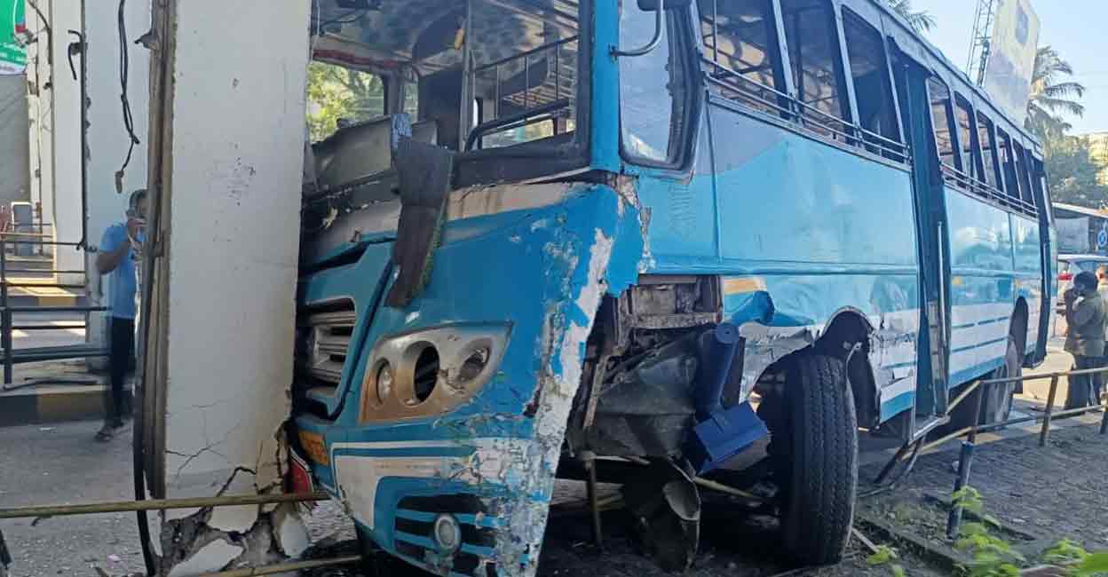 कुम्बलम टोल प्लाज़ा पर बस दुर्घटना में 23 घायल