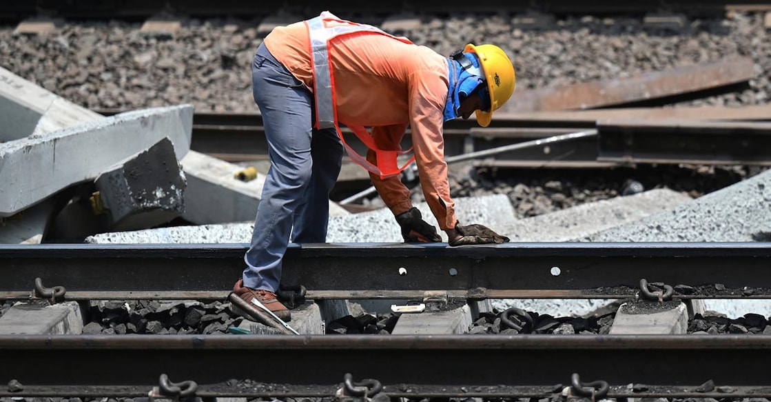 WokerInspectsnewlyrestoredtracksinBalasore-OdishaPhotobyPunitPARANJPEAFP WokerInspectsnewlyrestoredtracksinBalasore-OdishaPhotobyPunitPARANJPEAFP