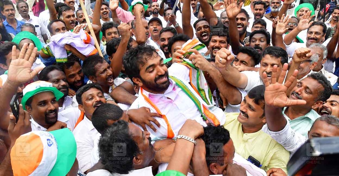 Chandy Oommen പുതുപ്പള്ളിയിൽ വിജയിച്ച ചാണ്ടി ഉമ്മനെ എടുത്തുയർത്തി ആഹ്ലാദം പങ്കിടുന്ന പ്രവർത്തകർ (ചിത്രം: മനോരമ)