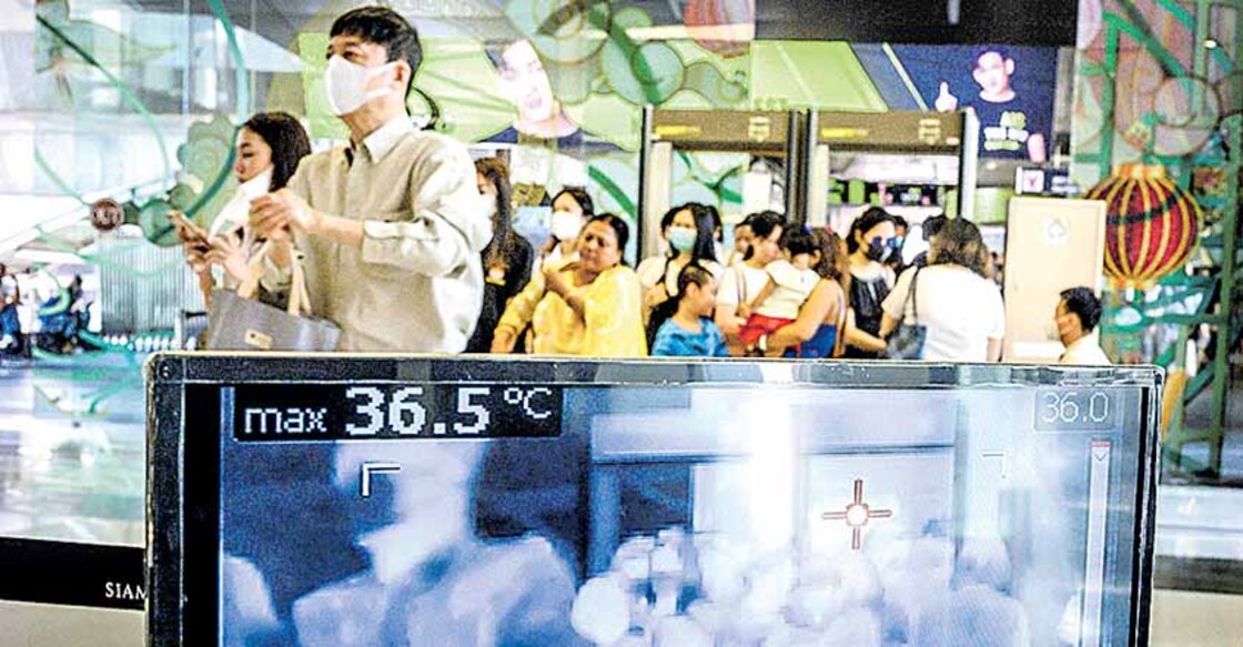 TOPSHOT-THAILAND-CHINA-HEALTH-VIRUS TOPSHOT - People with protective face masks pass in front of a thermal scanner as they enter a shopping mall in Bangkok on January 29, 2020. - Thailand has detected 14 cases so far of the novel coronavirus, a virus similar to the SARS pathogen, an outbreak which began in the Chinese city of Wuhan. (Photo by Mladen ANTONOV / AFP)