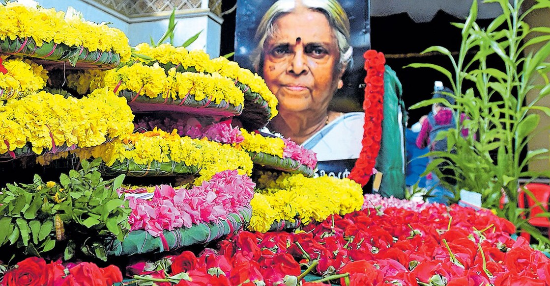 അശ്രുപുഷ്പങ്ങൾ..: തിരുവനന്തപുരത്ത് അന്തരിച്ച കവി സുഗതകുമാരിയുടെ ഛായാചിത്രത്തിനു മുന്നിൽ പുഷ്പചക്രങ്ങൾ അർപ്പിച്ചപ്പോൾ. 								 ചിത്രം: മനോജ് ചേമഞ്ചേരി ∙ മനോരമ