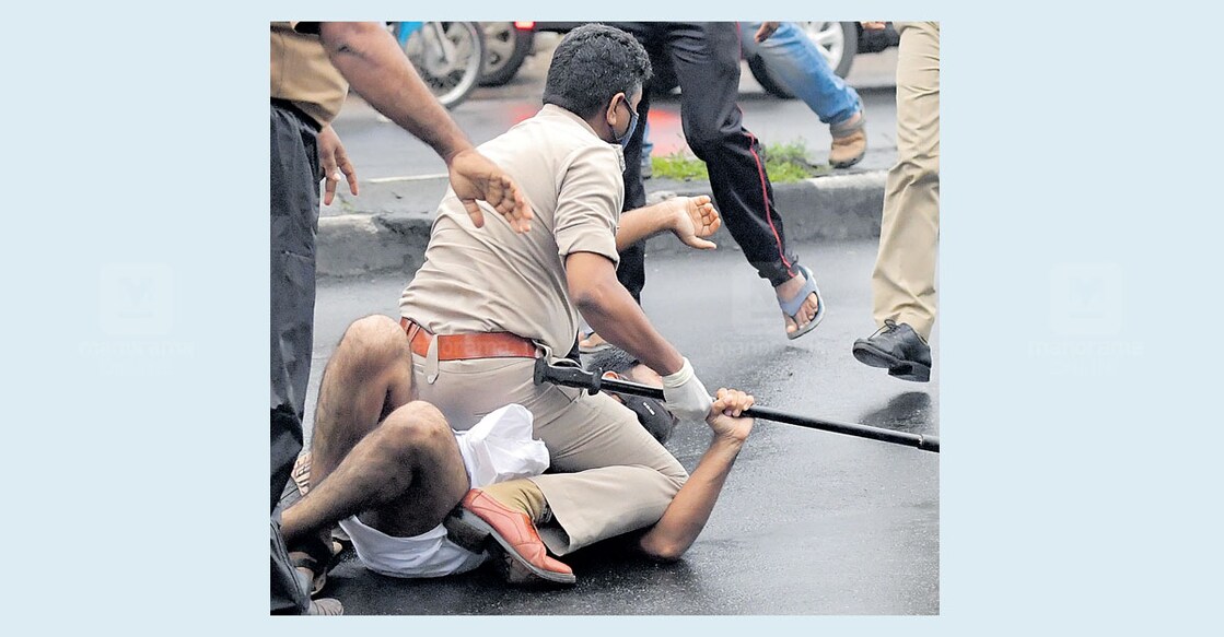 udf-protest തലപോയാലും വഴിയൊരുക്കും: അങ്കമാലിയിൽ മന്ത്രി കെ.ടി. ജലീലിനെ കരിങ്കൊടി കാണിച്ച യൂത്ത് കോൺഗ്രസ് പ്രവർത്തകന്റെ ശരീരത്തിൽ കയറിയിരുന്ന് മന്ത്രിയുടെ വാഹനം കടന്നുപോകാൻ വഴിയൊരുക്കുന്ന പൊലീസ് ഉദ്യോഗസ്ഥൻ. ചിത്രം: ജോസ്കുട്ടി പനയ്ക്കൽ∙ മനോരമ
