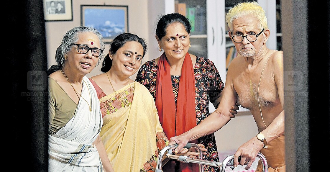 കവി വിഷ്ണുനാരായണൻ‍ നമ്പൂതിരി, പത്നി സാവിത്രി, ഇളയ മകൾ അപർണ, മൂത്ത മകൾ അദിതി.
