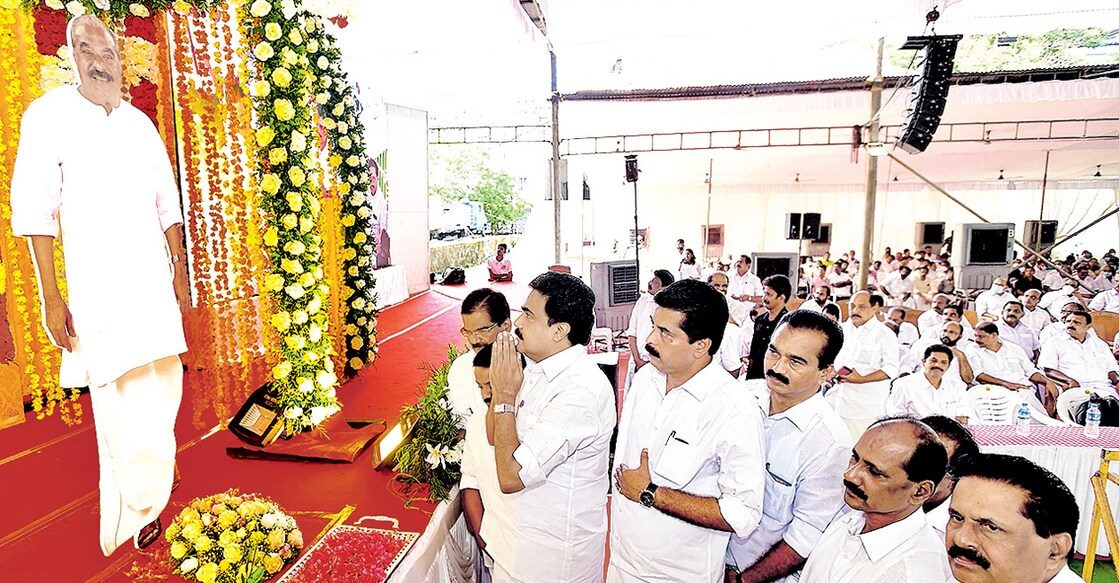 km-mnai കെ.എം.മാണിയുടെ മൂന്നാം ചരമവാർഷിക ദിനത്തിൽ കേരള കോൺഗ്രസ് (എം) കോട്ടയം തിരുനക്കര മൈതാനത്തു നടത്തിയ സ്മൃതിസംഗമത്തിൽ ഛായാചിത്രത്തിനു മുൻപിൽ പുഷ്പാർച്ചന നടത്തിയ ശേഷം കൈകൾ കൂപ്പുന്ന പാർട്ടി ചെയർമാൻ ജോസ് കെ.മാണി എംപി. തോമസ് ചാഴികാടൻ എംപി, പ്രമോദ് നാരായണൻ എംഎൽഎ, മന്ത്രി റോഷി അഗസ്റ്റിൻ, ജോബ് മൈക്കിൾ എംഎൽഎ, ചീഫ് വിപ് ഡോ. എൻ.ജയരാജ്, സെബാസ്റ്റ്യൻ കുളത്തുങ്കൽ എംഎൽഎ, സംസ്ഥാന ജനറൽ സെക്രട്ടറി സ്റ്റീഫൻ ജോർജ് എന്നിവർ സമീപം.