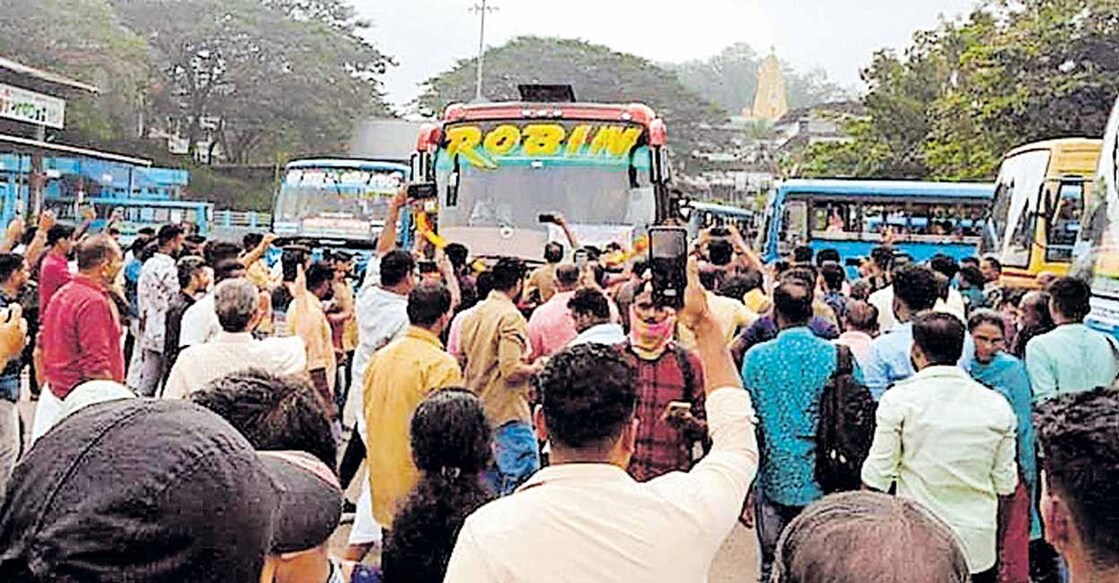 റോബിൻ ബസിനു തൊടുപുഴ പ്രൈവറ്റ് ബസ് സ്റ്റാൻഡിൽ നൽകിയ സ്വീകരണം.  