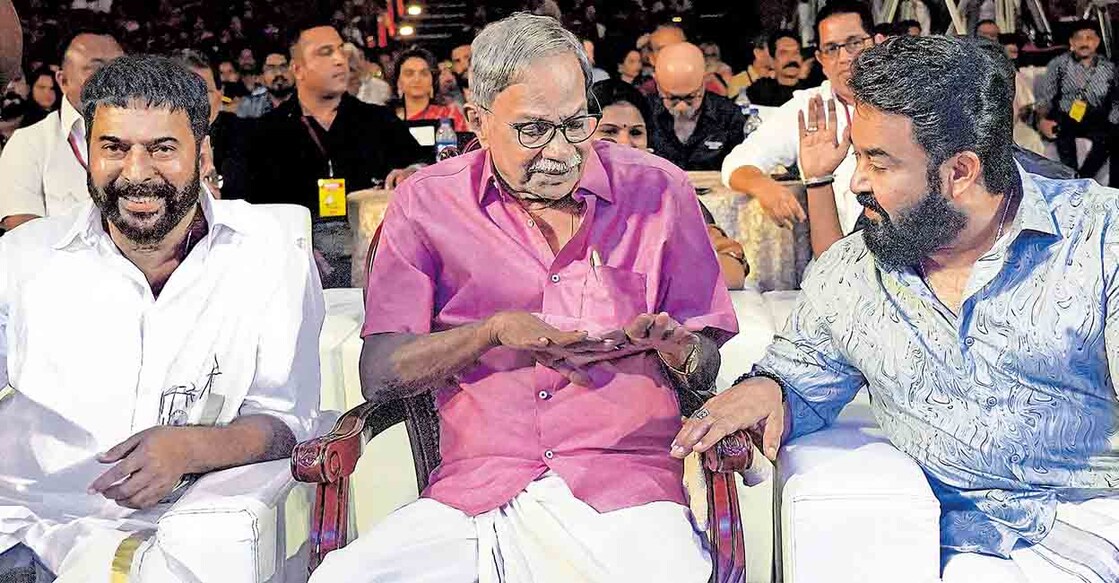 സ്വപ്നം മെനഞ്ഞ വിരലുകൾ: മലയാള മനോരമ ഓൺലൈനിന്റെ എംടി കാലം– നവതിവന്ദനം പരിപാടിക്കിടെ എം.ടി.വാസുദേവൻ നായർ നടൻ മോഹൻലാലുമായി കുശലത്തിൽ. നടൻ മമ്മൂട്ടി സമീപം.