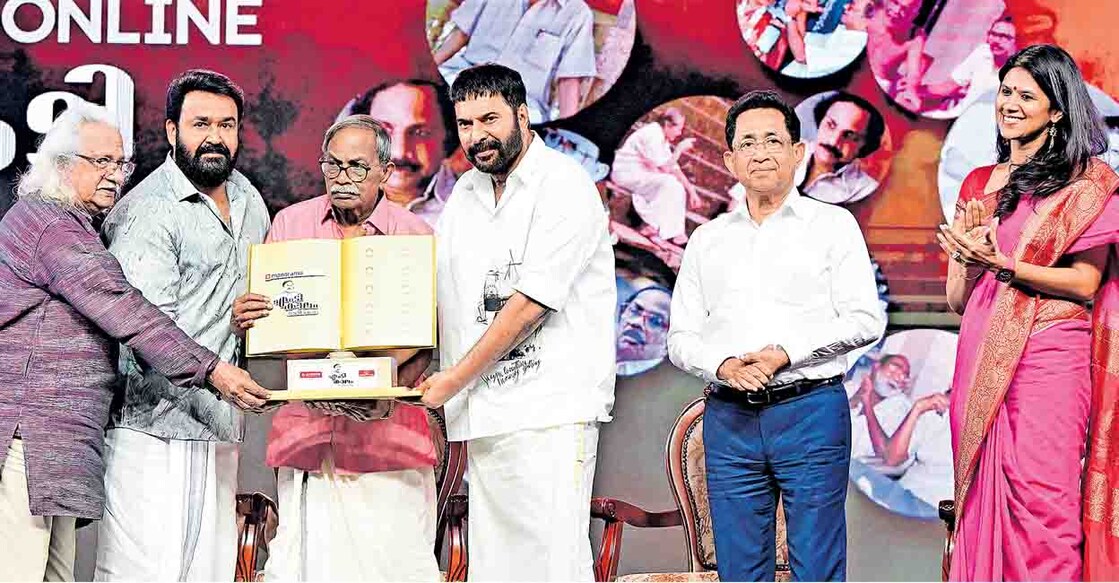മലയാളത്തിന്റെ വന്ദനം: മലയാള മനോരമ ഓൺലൈനിന്റെ എംടി കാലം -നവതിവന്ദനം പരിപാടിയിൽ മമ്മൂട്ടിയും മോഹൻലാലും അടൂർ ഗോപാലകൃഷ്ണനും ചേർന്ന് എം.ടി വാസുദേവൻ നായർക്കു സുവർണ മുദ്ര സമർപ്പിക്കുന്നു. ജോയ്ആലുക്കാസ് ഗ്രൂപ്പ് ചെയർമാൻ ജോയ് ആലുക്കാസ്, മനോരമ ഓൺലൈൻ സിഇഒ മറിയം മാമ്മൻ മാത്യു എന്നിവർ സമീപം. ചിത്രം: മനോരമ