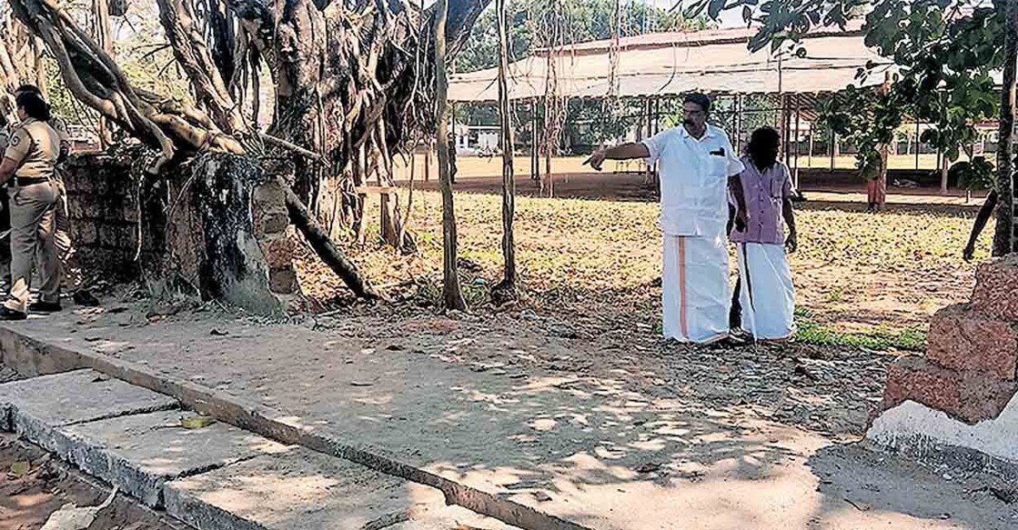 നവകേരള സദസ്സിനായി പെരുമ്പാവൂർ ഗവ. ബോയ്സ് എച്ച്എസ് എസിന്റെ മതിൽ പൊളിച്ച നിലയിൽ.
