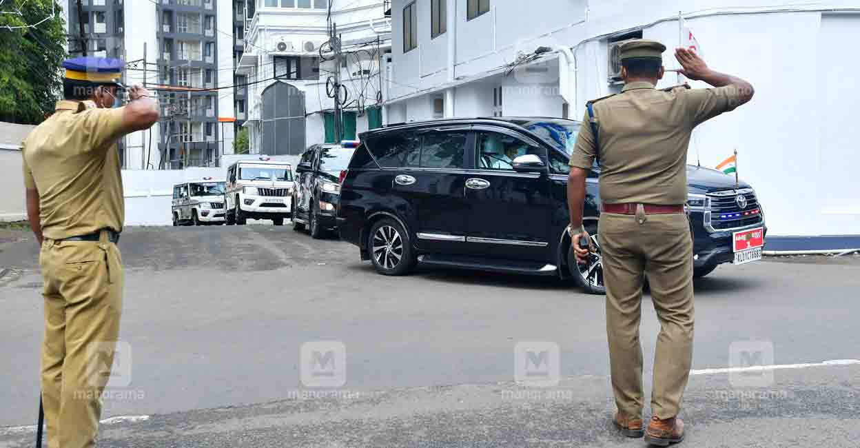 മുഖ്യമന്ത്രി പിണറായി വിജയന്റെ വാഹനവും സുരക്ഷാ വാഹനങ്ങളും. (File Photo: VISHNU SANAL / MANORAMA)