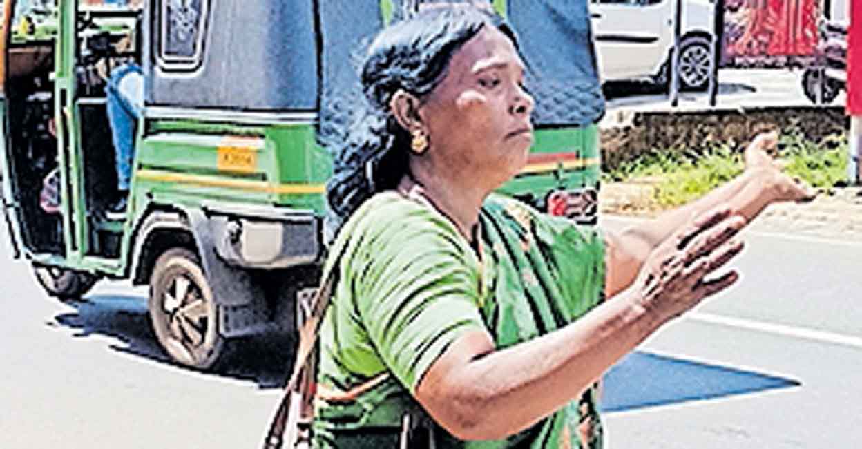 ‘എനിക്ക് വിശക്കുന്നു, ഒരു നേരമെങ്കിലും കഴിക്കണ്ടേ?’: ട്രാഫിക് വാർഡന്റെ ...