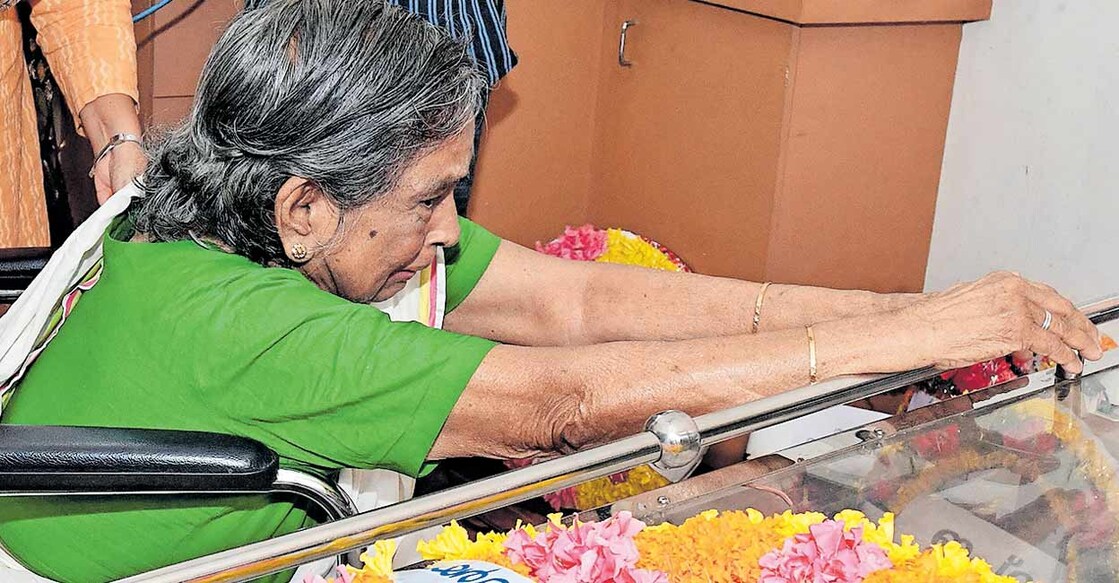 wife-of-artist-namboothiri എടപ്പാളിലെ നടുവട്ടം കരുവാട്ട്മനയിൽ ആർട്ടിസ്റ്റ് നമ്പൂതിരിയുടെ ഭൗതികശരീരത്തിനരികെ ഭാര്യ മൃണാളിനി.