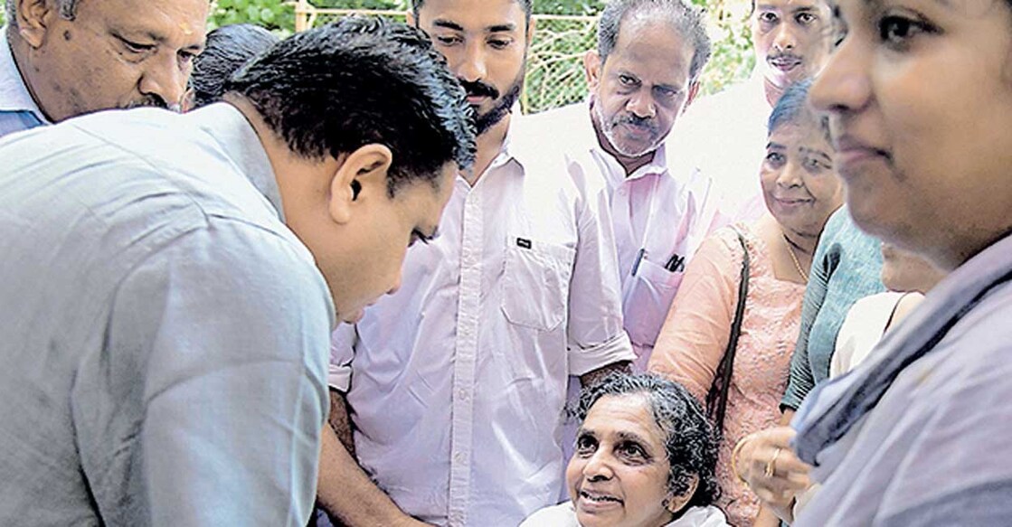 ഉമ്മൻചാണ്ടിയുടെ കല്ലറ സന്ദർശിക്കാൻ പുതുപ്പള്ളി സെന്റ് ജോർജ് വലിയ പള്ളിയിൽ എത്തിയ  സ്പീക്കർ എം.എൻ.ഷംസീർ  ഉമ്മൻ ചാണ്ടിയുടെ ഭാര്യ മറിയാമ്മയോട് സംസാരിക്കുന്നു.  മകൾ മറിയം ഉമ്മൻ സമീപം.