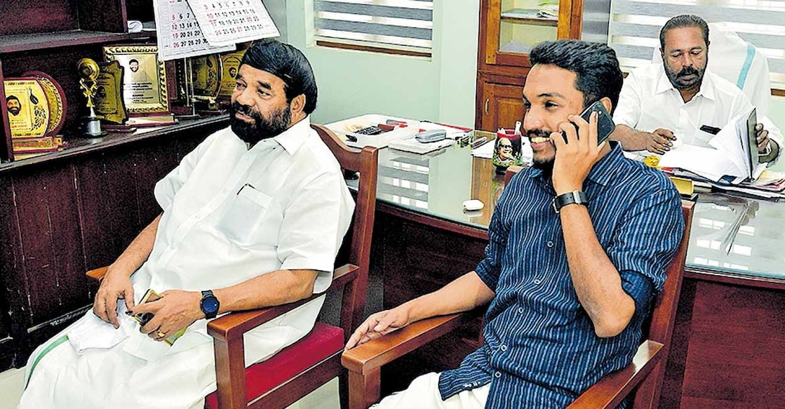 jaick-and-vn-vasavan തിരഞ്ഞെടുപ്പുഫലം സിപിഎം ജില്ലാ കമ്മിറ്റി ഓഫിസിലെ ടിവിയിലൂടെ കാണുന്ന എൽഡിഎഫ് സ്ഥാനാർഥി ജെയ്ക് സി.തോമസ്. മന്ത്രി വി.എൻ.വാസവൻ, സിപിഎം ജില്ലാ സെക്രട്ടറി എ.വി.റസൽ എന്നിവർ സമീപം.