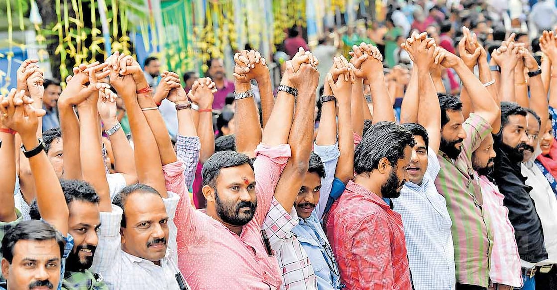 കണ്ണി മുറിയാതെ...  ഡിവൈഎഫ്ഐ സംഘടിപ്പിച്ച മനുഷ്യച്ചങ്ങലയിൽ തിരുവനന്തപുരം വെള്ളയമ്പലം ജംക്‌ഷനു സമീപം അണിചേർന്നവർ. ചിത്രം: ജെ.സുരേഷ് ∙മനോരമ