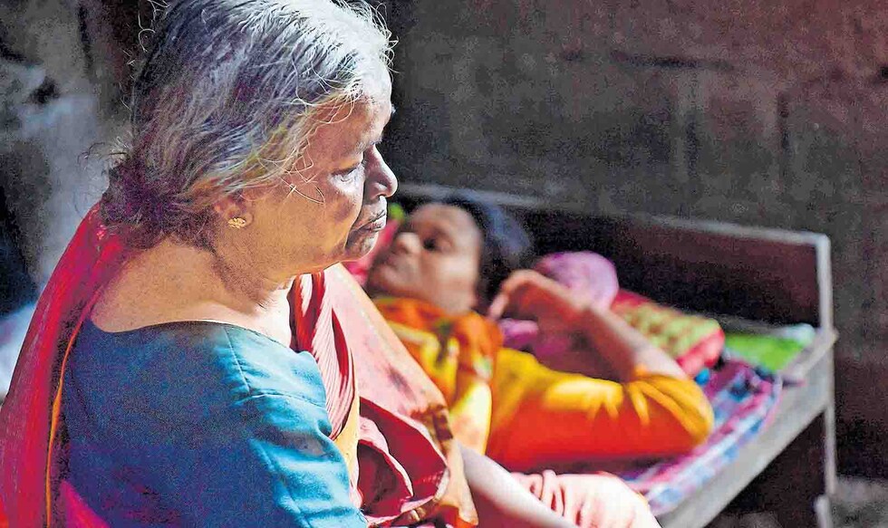 എസ്.വി.ബിനുകുമാറിന്റെ മകൾ അഭിരാമി പനിക്കിടക്കയിൽ. മുത്തശ്ശി വിജയകുമാരിയമ്മ സമീപം. ചിത്രം: ജെ. സുരേഷ് ∙ മനോരമ