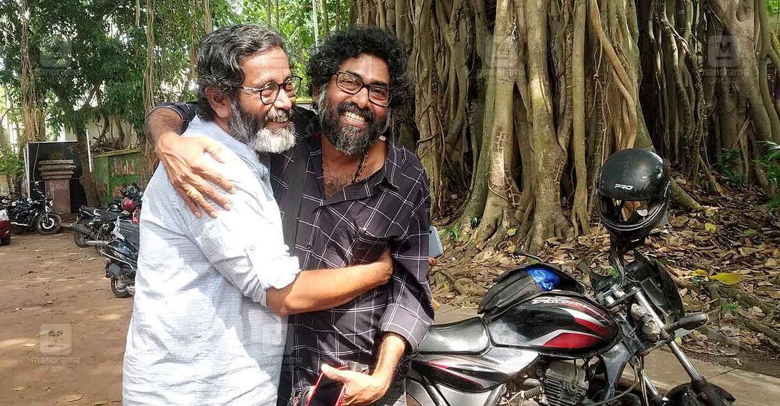 നടൻ രാജേഷ് ശർമയും നാടക സംവിധായകൻ ഗിരീഷ്‌ പിസി പാലവും. ചിത്രം: മനോരമ