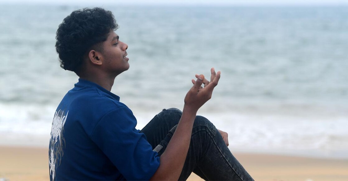 സംസ്ഥാന സ്കൂൾ കലോത്സവത്തിൽ ഹയർ സെക്കൻഡറി വിഭാഗം ദഫ്മുട്ട്, വട്ടപ്പാട്ട് എന്നീ ഇനങ്ങളിൽ തിരുവനന്തപുരം നന്ദിയോട് എസ്കെവിഎച്ച്എസ്എസ് സ്കൂളിനെ നയിക്കുന്ന കെ.എസ്.ജിനേഷ്.ചിത്രം: മനോരമ  