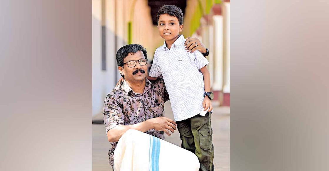 സാരംഗ് അച്ഛൻ രാജീവൻ മണക്കുനിക്കൊപ്പം കലോത്സവവേദിയിൽ. ചിത്രം: സജീഷ് ശങ്കർ ∙ മനോരമ സാരംഗ് അച്ഛൻ രാജീവൻ മണക്കുനിക്കൊപ്പം കലോത്സവവേദിയിൽ. ചിത്രം: സജീഷ് ശങ്കർ ∙ മനോരമ