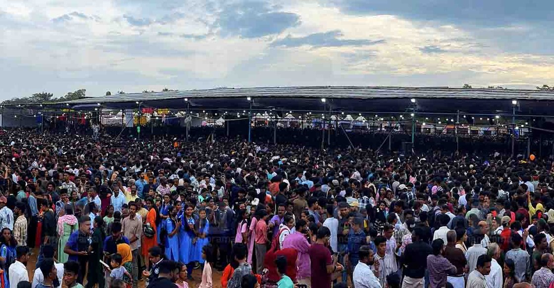 സംസ്ഥാന സ്കൂൾ കലോത്സവത്തിന്റെ സമാപന സമ്മേളനം കാണാൻ കൊല്ലം ആശ്രാമം മൈതാനത്ത് എത്തിയവരുടെ തിരക്ക്.ചിത്രം:റെജു അർണോൾഡ്∙മനോരമ സംസ്ഥാന സ്കൂൾ കലോത്സവത്തിന്റെ സമാപന സമ്മേളനം കാണാൻ കൊല്ലം ആശ്രാമം മൈതാനത്ത് എത്തിയവരുടെ തിരക്ക്.ചിത്രം:റെജു അർണോൾഡ്∙മനോരമ