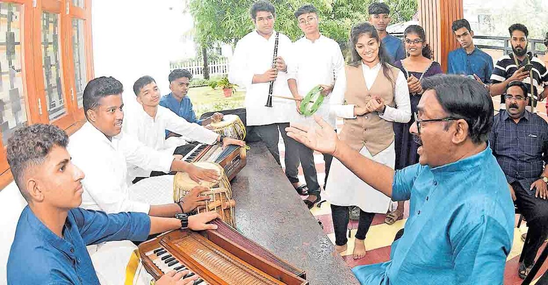 Kerala-school-kalolsavam
സംസ്ഥാന സ്കൂൾ കലോത്സവത്തിൽ കഥാപ്രസംഗം അവതരിപ്പിച്ച 2 ടീമുകൾ സാംബശിവന്റെ വസതിയായ സാഹിതീനിലയത്തിൽ എത്തിയപ്പോൾ സാംബശിവന്റെ മകനും കാഥികനുമായ വസന്തകുമാർ സാംബശിവൻ ഒഥല്ലോ എന്ന കഥാപ്രസംഗം അവതരിപ്പിക്കുന്നു.