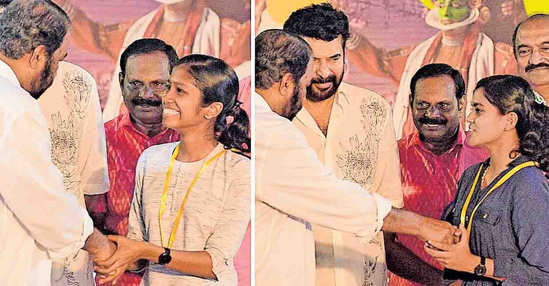 സ്വർണപ്രതിഭകൾ:  സംസ്ഥാന സ്കൂൾ കലോത്സവത്തിൽ മലയാളം രചനാ മത്സരങ്ങളിൽ മികവു പുലർത്തിയവർക്ക് മലയാള മനോരമ ഏർപ്പെടുത്തിയ ‘എന്റെ മലയാളം’ സ്വർണപ്പതക്കം  കണ്ണൂർ ആലക്കോട് എൻഎസ്എസ്എച്ച്എസ്എസ്സിലെ  റിഗ റോസ് ബാബു, വയനാട് കല്ലോടി സെന്റ് ജോസഫ്സ് എച്ച്എസ്എസ്സിലെ  മരിയ സാന്ദ്ര എന്നിവർക്കു മന്ത്രി വി.ശിവൻകുട്ടി സമ്മാനിക്കുന്നു. നടൻ മമ്മൂട്ടി, കോവൂർ കുഞ്ഞുമോൻ എംഎൽഎ, മന്ത്രി കെ.എൻ.ബാലഗോപാൽ തുടങ്ങിയവർ സമീപം. ചിത്രം: മനോരമ