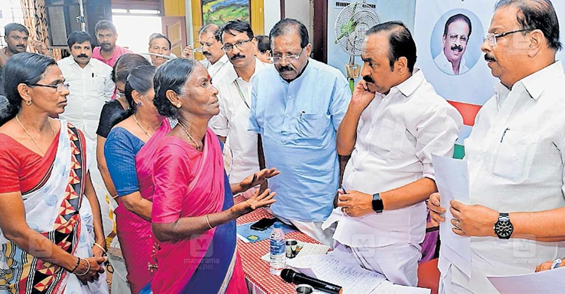 കെപിസിസി സമരാഗ്നി ജനകീയ പ്രക്ഷോഭയാത്രയുടെ ഭാഗമായി കാസർകോട് നടത്തിയ ജനകീയ ചർച്ചാ സദസ്സിൽ പ്രതിപക്ഷ നേതാവ് വി.ഡി.സതീശനോടും കെപിസിസി പ്രസിഡന്റ് കെ.സുധാകരനോടും കസബ കടപ്പുറത്തുനിന്നുള്ള മത്സ്യത്തൊഴിലാളി പ്രതിനിധികൾ പ്രയാസങ്ങൾ വിവരിക്കുന്നു. രാജ്മോഹൻ ഉണ്ണിത്താൻ എംപി, ടി.സിദ്ദിഖ് എംഎൽഎ തുടങ്ങിയവർ സമീപം. ചിത്രം: മനോരമ 