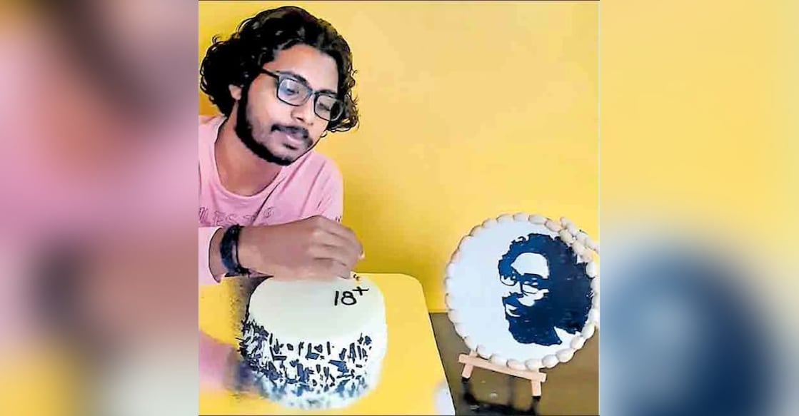 sidharth അമ്മ എം.ആർ ഷീബ ജന്മദിനസമ്മാനമായി വരച്ചു നൽകിയ ചിത്രത്തിനരികെ പതിനെട്ടാം പിറന്നാൾ ദിനത്തിൽ സിദ്ധാർഥ്