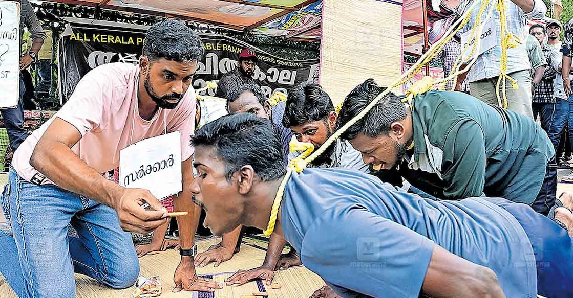 CPO-rank-holders-protest നിയമനം ആവശ്യപ്പെട്ട് സിപിഒ റാങ്ക് ഹോൾഡേഴ്സിന്റെ നേതൃത്വത്തിൽ സെക്രട്ടേറിയറ്റിനു മുന്നിൽ ഉദ്യോഗാർഥികൾ നായ്ക്കളെപ്പോലെ ഭക്ഷണം കഴിച്ചു പ്രതിഷേധിച്ചപ്പോൾ. ചിത്രം: മനോരമ