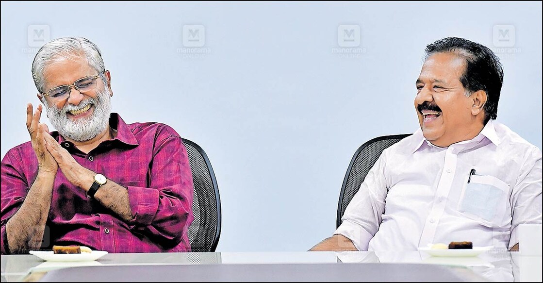 ramesh-chennithala-suresh-kurup മലയാള മനോരമ സംഘടിപ്പിച്ച തിരഞ്ഞെടുപ്പ് ചർച്ചയിൽ സുരേഷ് കുറുപ്പും രമേശ് ചെന്നിത്തലയും സംഭാഷണത്തിൽ. ചിത്രം: ജിൻസ് മൈക്കിൾ ∙മനോരമ