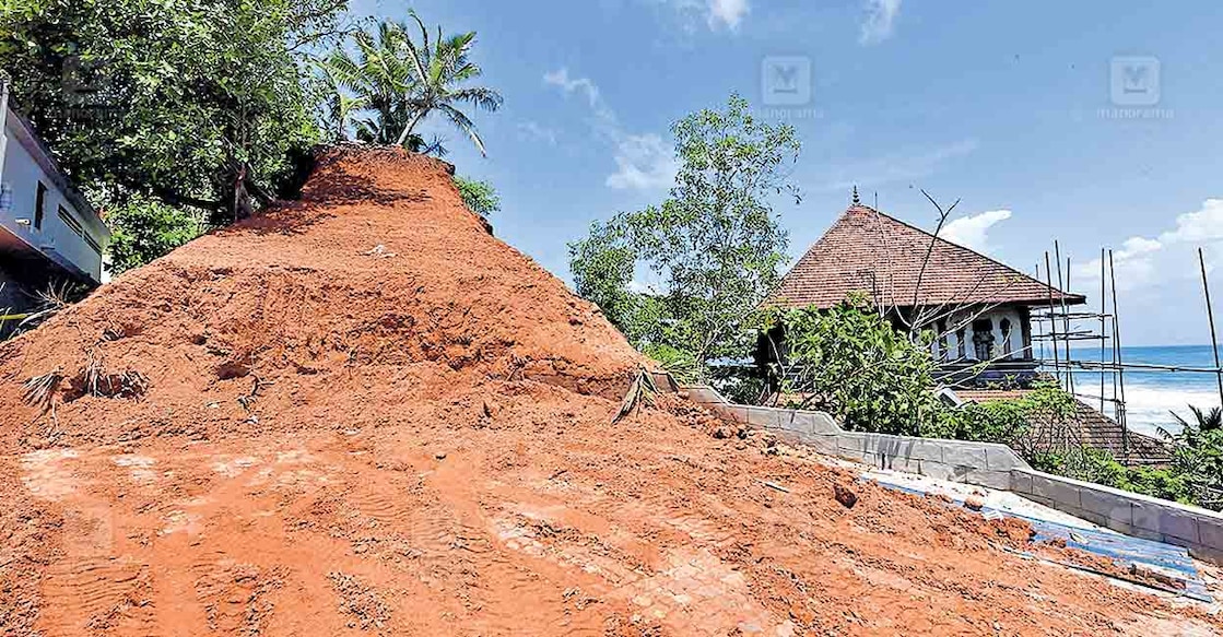 Varkala-CLIFF വർക്കല പാപനാശം ബീച്ചിന് സമീപം ബലിമണ്ഡപത്തിനോട് ചേർന്ന് മണ്ണ് ഇടിയുന്നത് തടയാനെന്ന പേരിൽ കഴിഞ്ഞദിവസം മണ്ണുമാന്തി യന്ത്രം ഉപയോഗിച്ച് കുന്ന് ഇടിച്ച് നിരത്തിയ നിലയിൽ. (ചിത്രം: ജെ.സുരേഷ്∙മനോരമ)