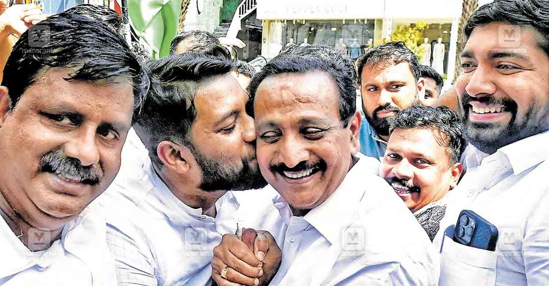 വടകര മണ്ഡലത്തിൽ നിന്നു വിജയിച്ച യുഡിഎഫ് സ്ഥാനാർഥി ഷാഫി പറമ്പിൽ കോഴിക്കോട് മണ്ഡലത്തിൽ നിന്നു വിജയിച്ച യുഡിഎഫ് സ്ഥാനാർഥി എം.കെ.രാഘവനു ചുംബനം നൽകുന്നു. കോഴിക്കോട് ലീഗ് ഹൗസിൽ നിന്നുള്ള ദൃശ്യം. ഡിസിസി പ്രസിഡന്റ് കെ.പ്രവീൺ കുമാർ, കെ.എം.അഭിജിത്ത് തുടങ്ങിയവർ സമീപം. ചിത്രം : അബു ഹാഷിം/ മനോരമ 