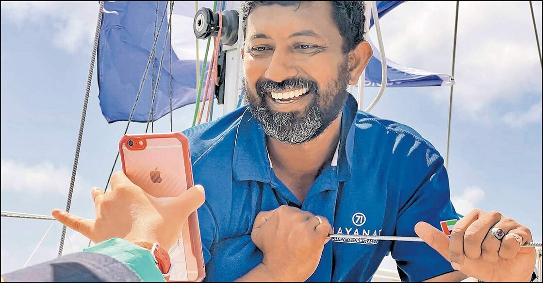abhilash-tomy റേസിനിടെ സംഘാടകരുടെ ഫോണിൽ വീട്ടുകാരുമായി സംസാരിക്കുന്ന കമാൻഡർ അഭിലാഷ് ടോമി.
