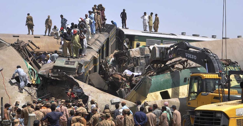 pakistan train collision pakistan train collision