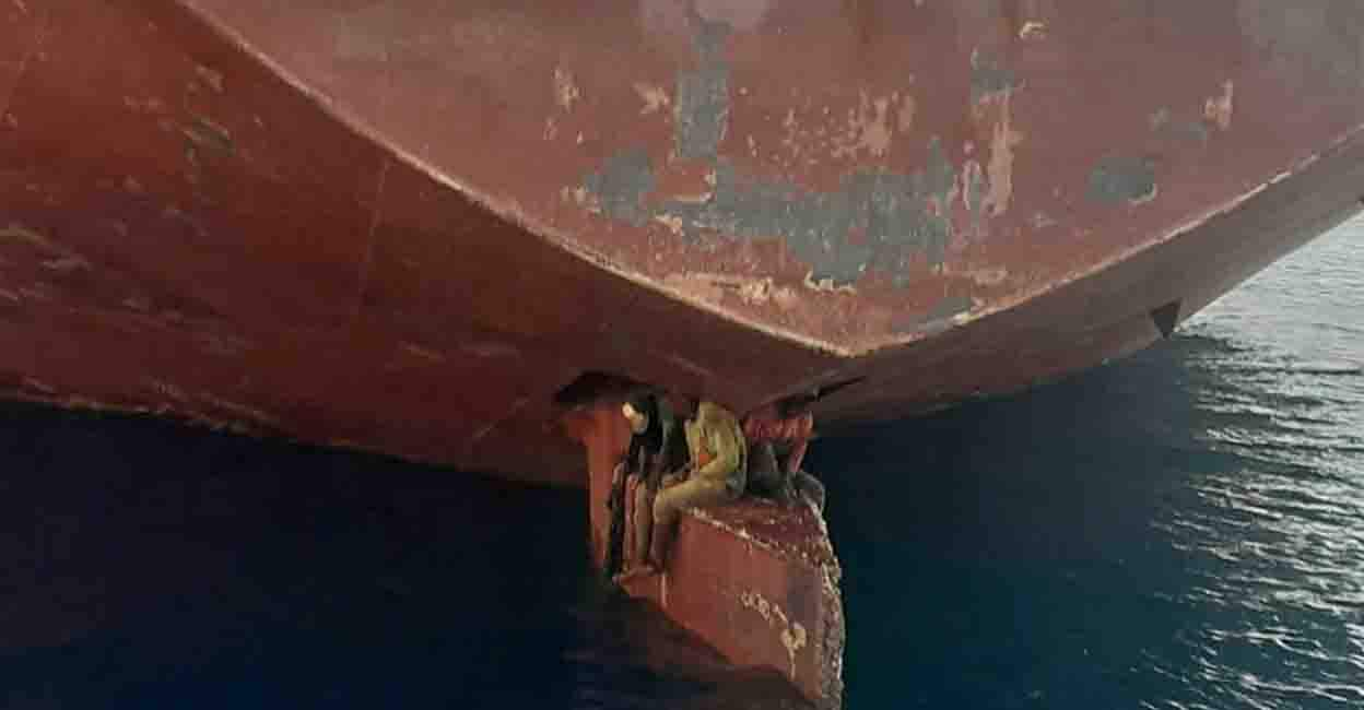 3 people trapped under the tanker;  Trip 11 days – Ship