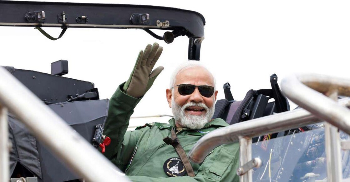 narendra-modi-tejas-2511 പ്രധാനമന്ത്ര നരേന്ദ്ര മോദി തേജസ് വിമാനത്തിൽ പറക്കുന്നതിന് മുന്നോടിയായി. ചിത്രം:X/NarendraModi