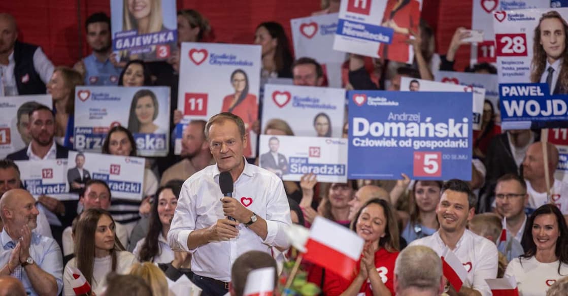 Donald Tusk, leader of the main opposition party Civic Coalition (Koalicja Obywatelska) addresses a rally in Pruszkow, Poland. Photo by Wojtek Radwanski / AFP