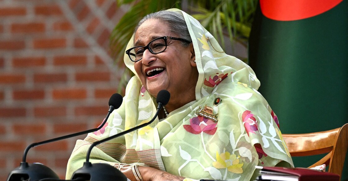 തിരഞ്ഞെടുപ്പ് വിജയത്തിനു ശേഷം ഷെയ്ക്ക് ഹസീന മാധ്യമങ്ങളോട് സംസാരിക്കുന്നു. Photo by INDRANIL MUKHERJEE / AFP