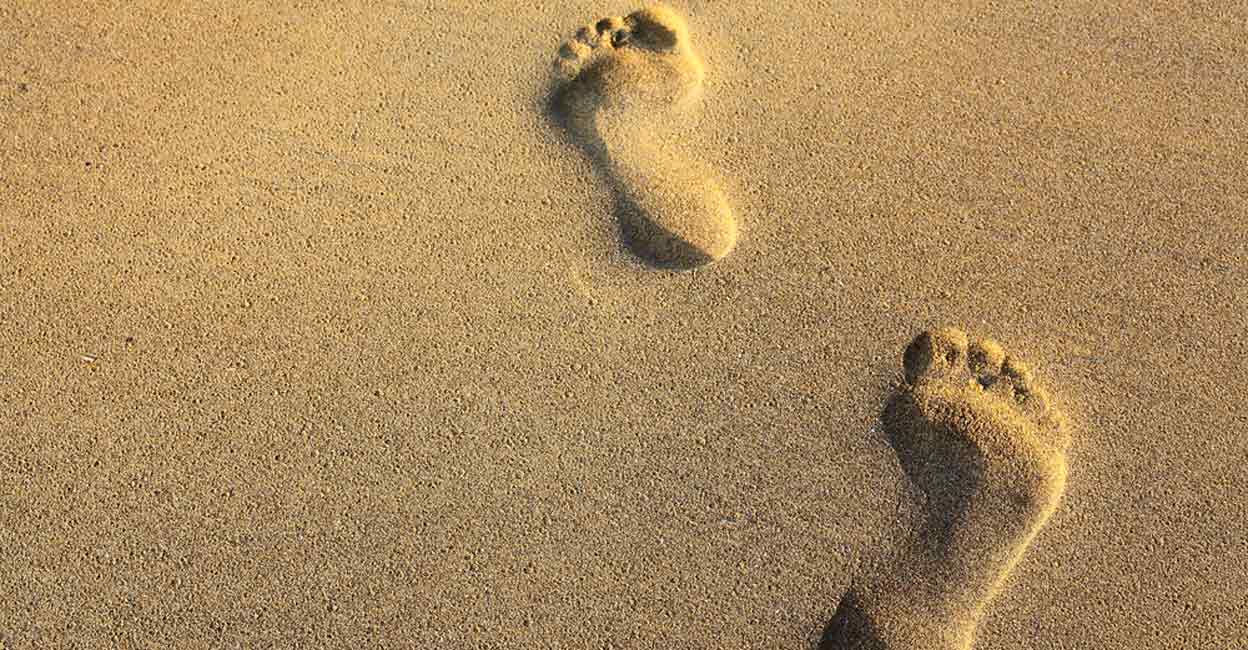Presence footsteps 1.20 1. Следы ног в пустыне. Шаги на пляже. Первые шаги на пляже. Hidden in the Sand.